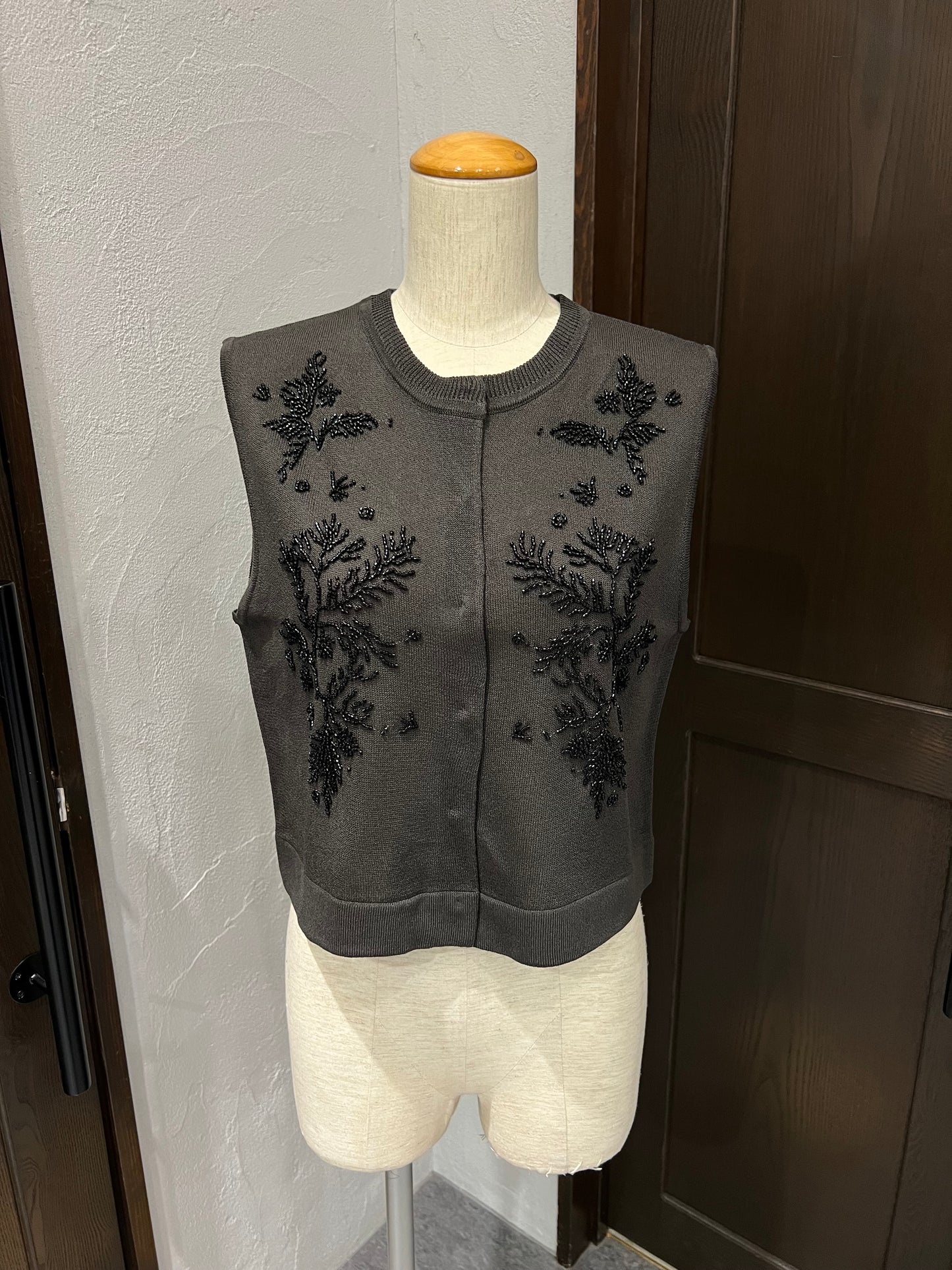 【TORRAZZO DONNA】ビーズ刺繡ニットベスト