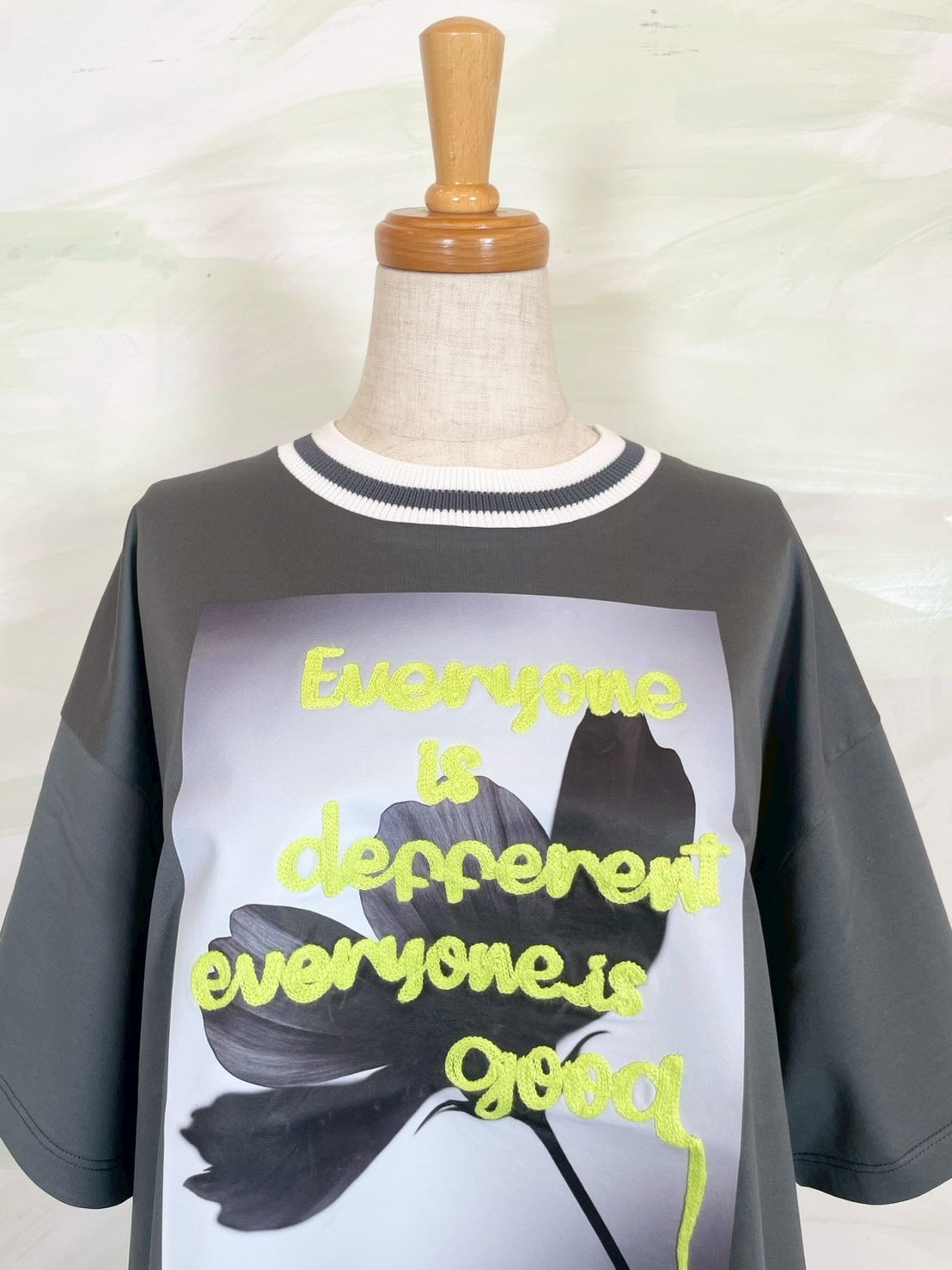 【カジュアルが新鮮になる、大人のTシャツ】EN'DAY/アートプリント×コード刺繍 Tシャツ