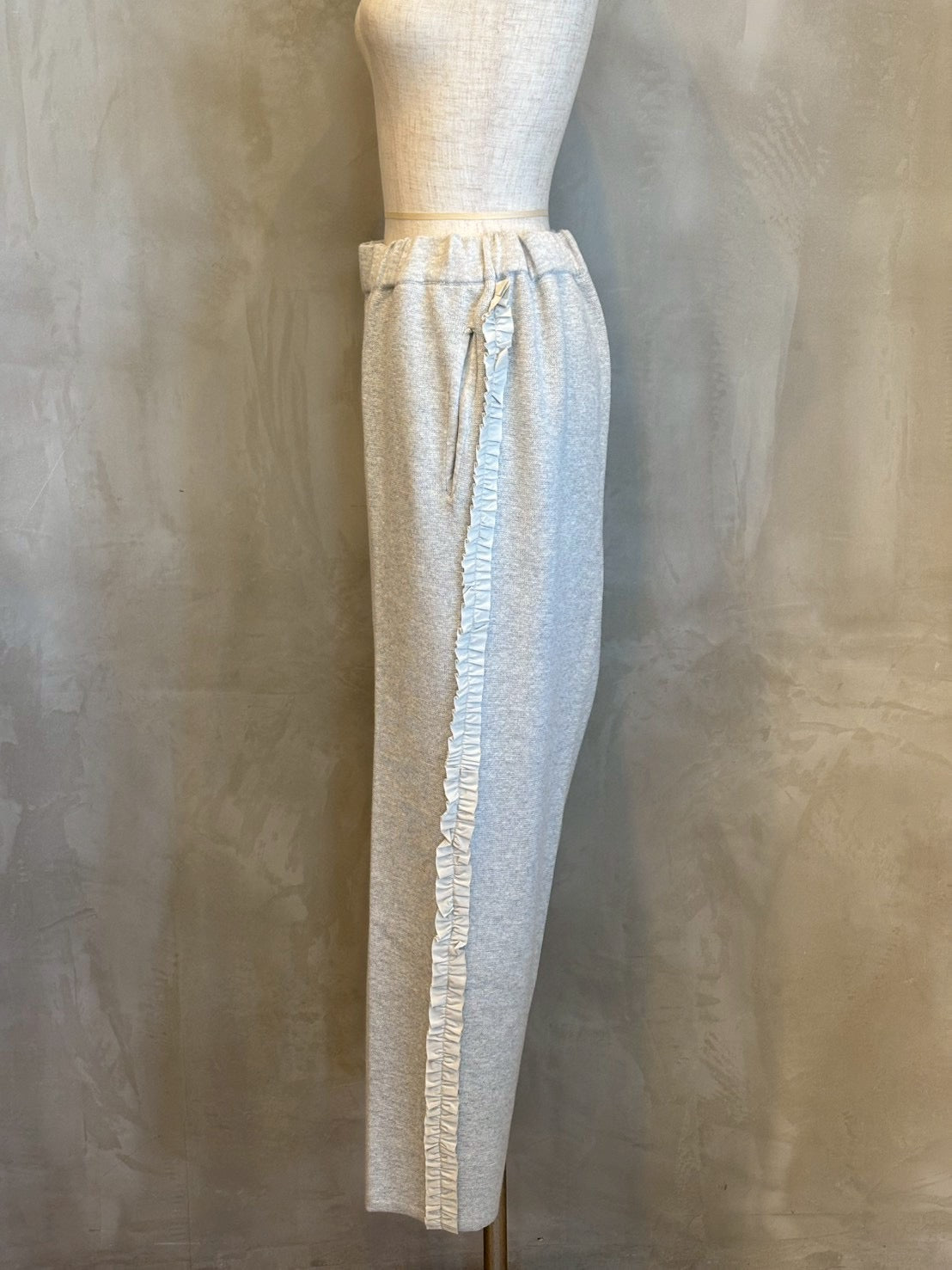 【maomade】/やわらかコットンミラノリブ風サイドふりふりフリルテーパードパンツ