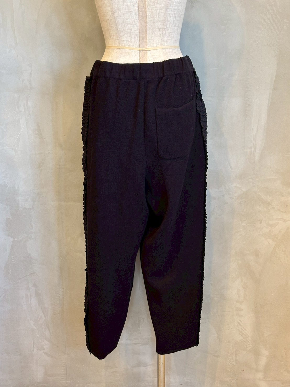 【maomade】/やわらかコットンミラノリブ風サイドふりふりフリルテーパードパンツ