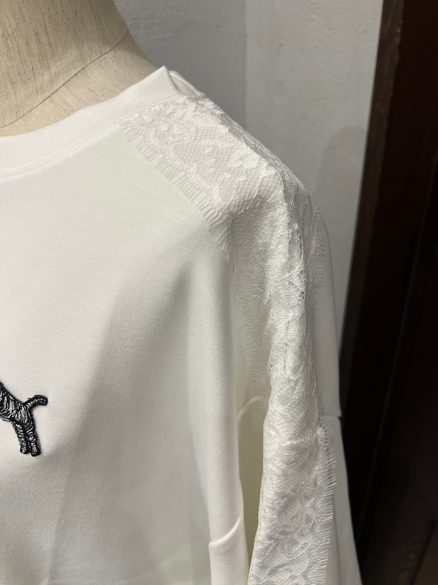 【TRANOI】トラ刺繍レースライントップス