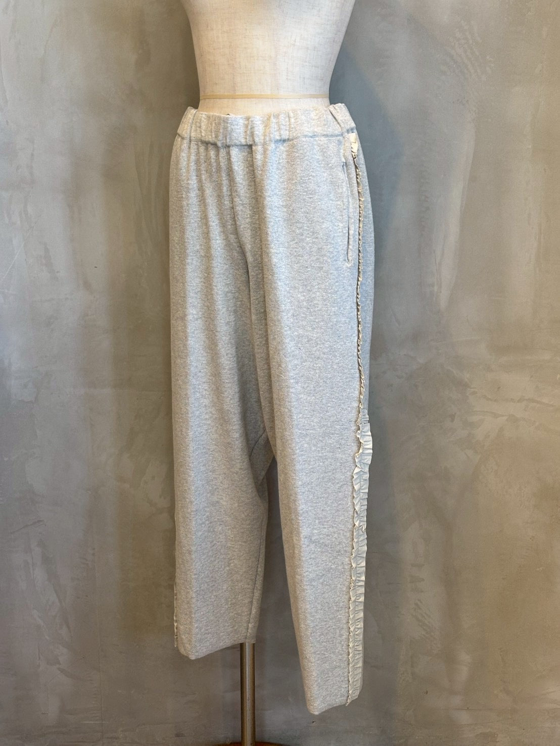 【maomade】/やわらかコットンミラノリブ風サイドふりふりフリルテーパードパンツ