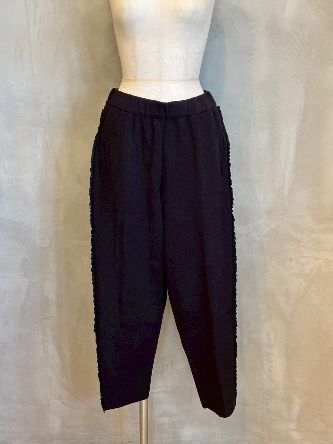 【maomade】/やわらかコットンミラノリブ風サイドふりふりフリルテーパードパンツ