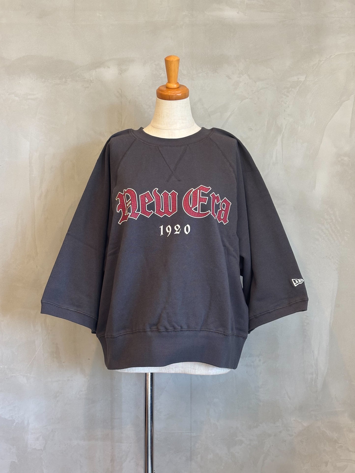 【NEW ERA】スウェット クルーネック（チャコール）