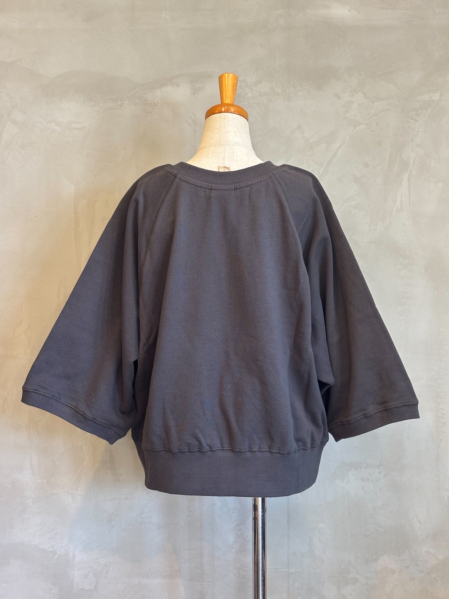 【NEW ERA】スウェット クルーネック（チャコール）