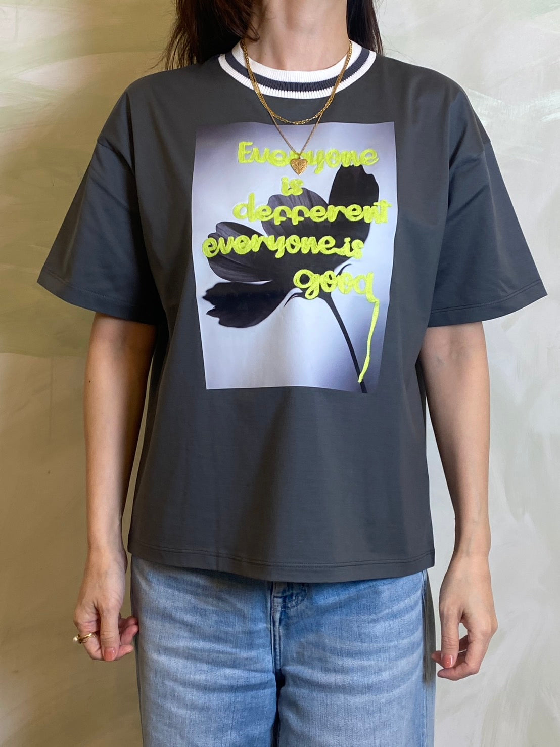 【カジュアルが新鮮になる、大人のTシャツ】EN'DAY/アートプリント×コード刺繍 Tシャツ