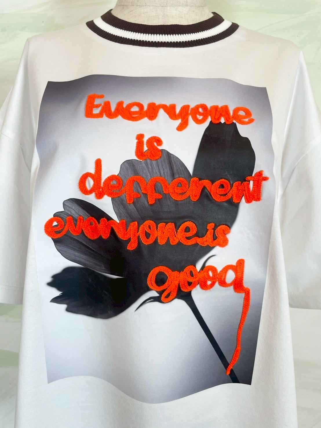 【カジュアルが新鮮になる、大人のTシャツ】EN'DAY/アートプリント×コード刺繍 Tシャツ