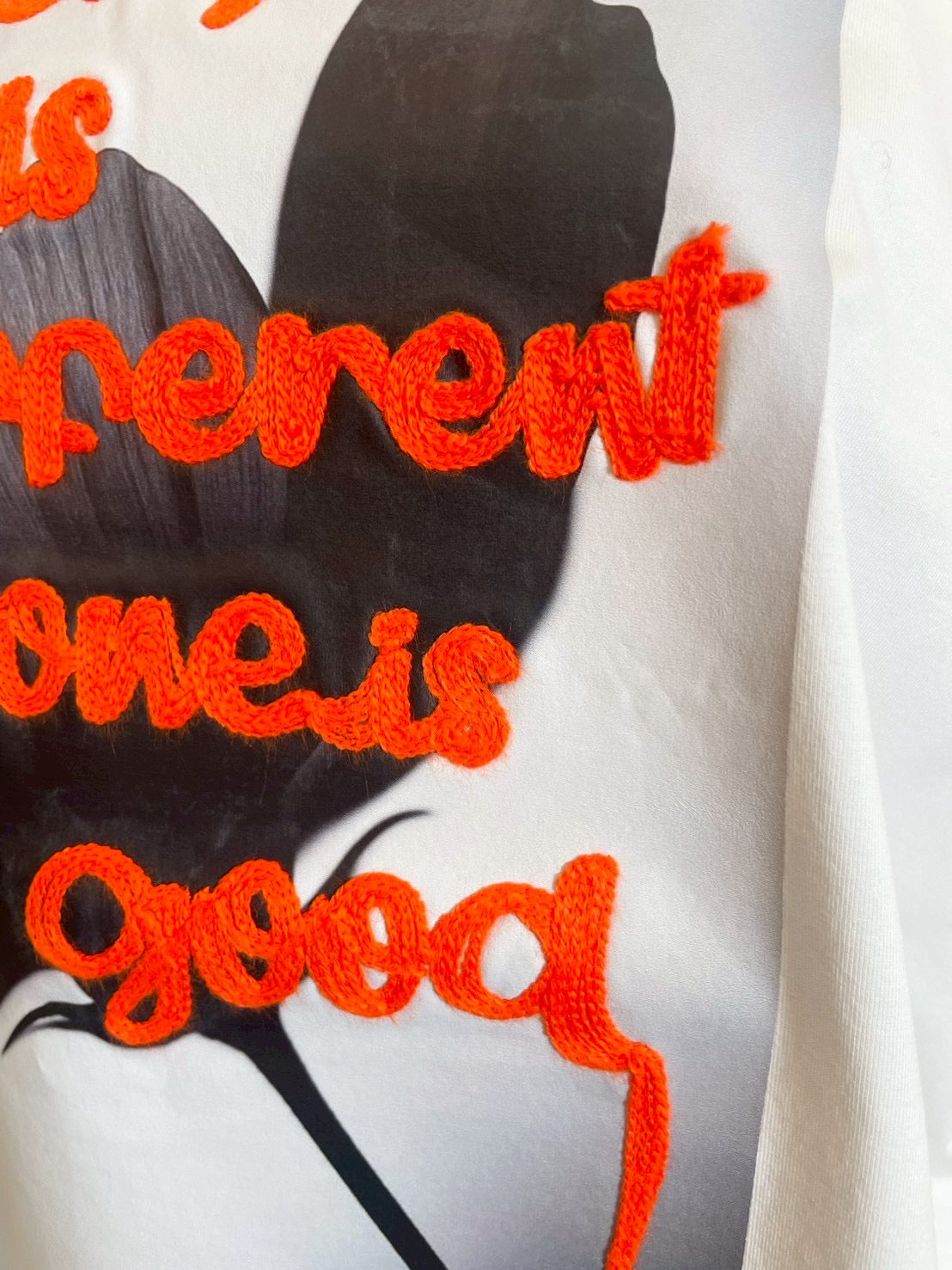 【カジュアルが新鮮になる、大人のTシャツ】EN'DAY/アートプリント×コード刺繍 Tシャツ