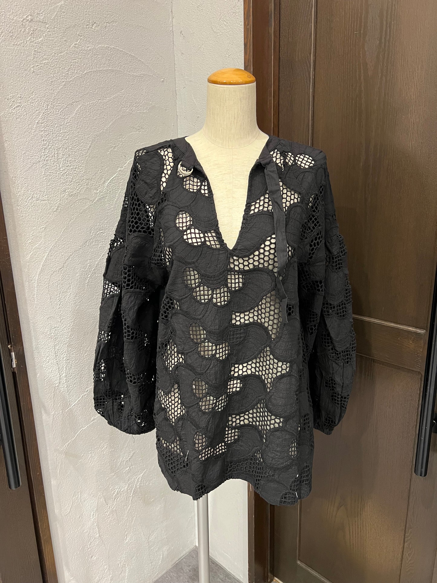 【TORRAZZO DONNA】カットワークレースブラウス