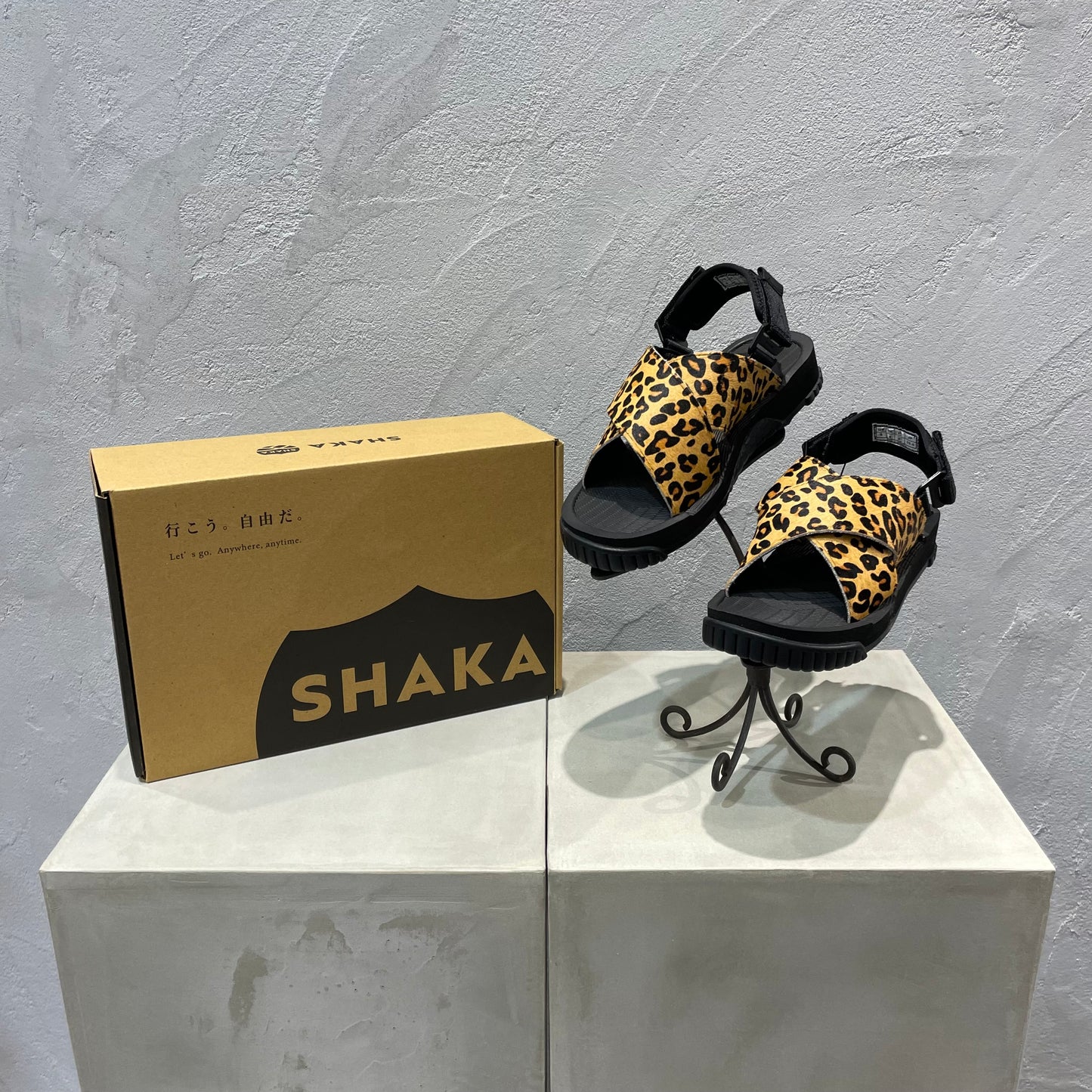 SHAKA//FIESTA COWHAIR SANDAL