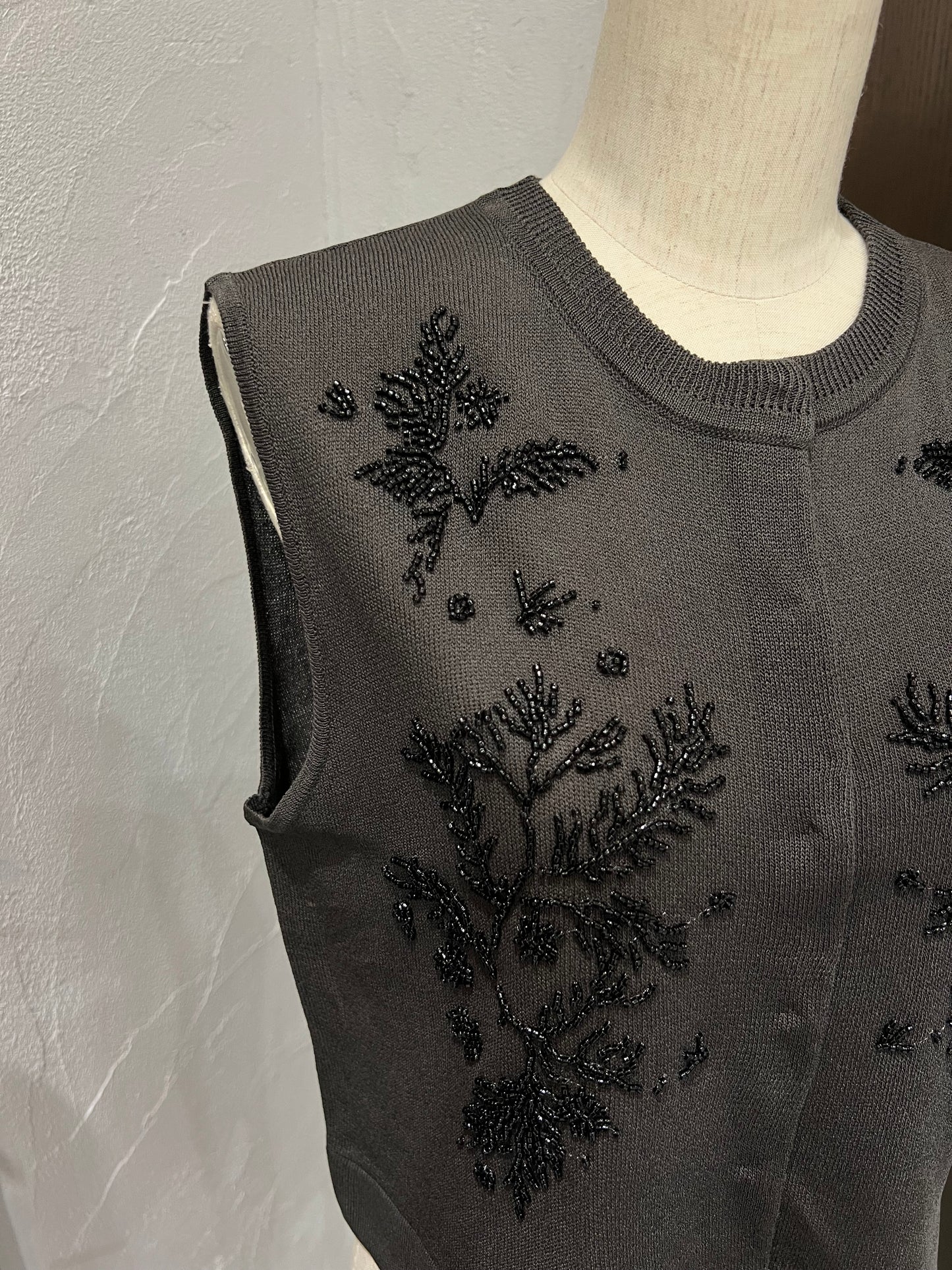 【TORRAZZO DONNA】ビーズ刺繡ニットベスト