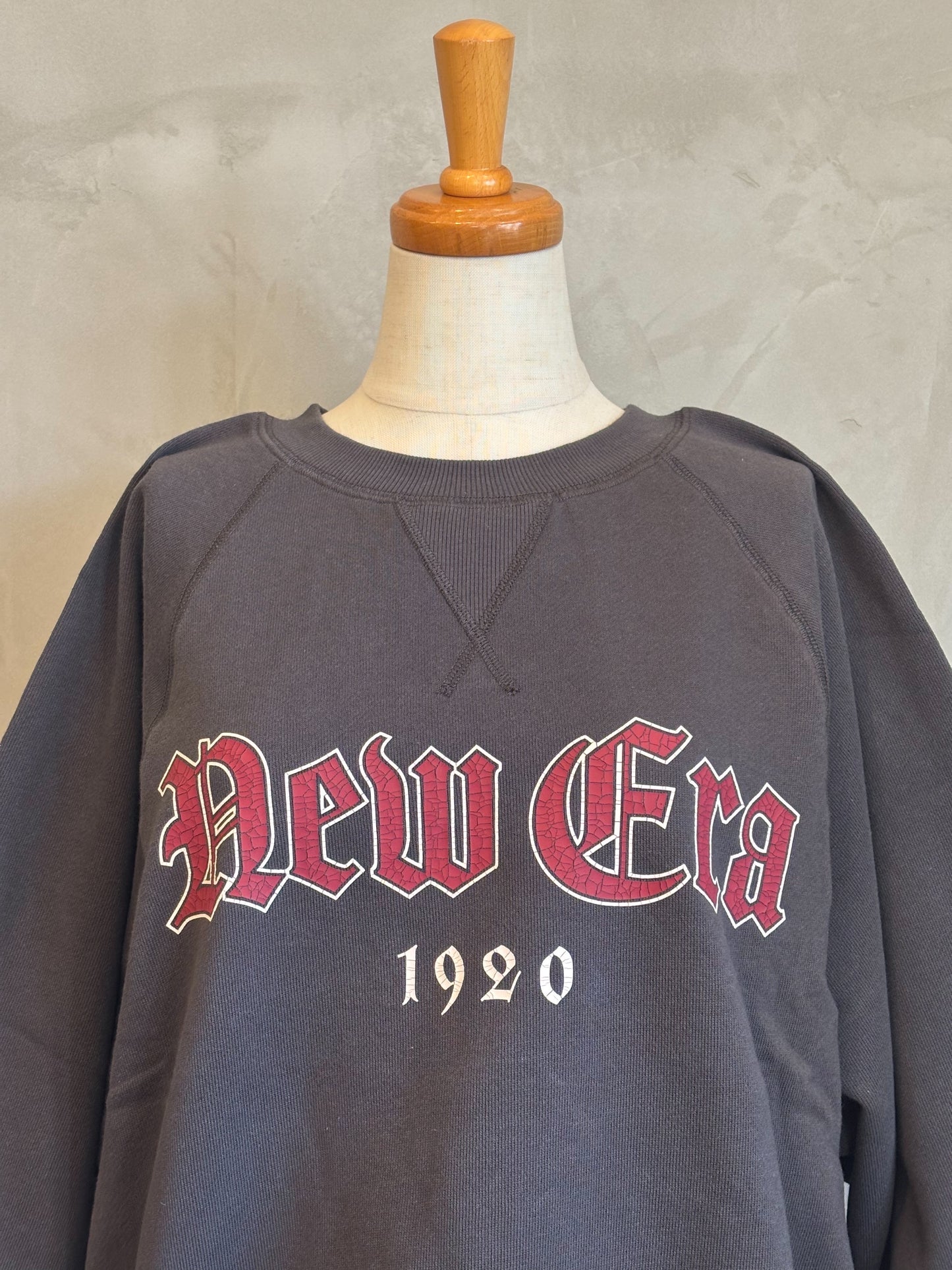 【NEW ERA】スウェット クルーネック（チャコール）