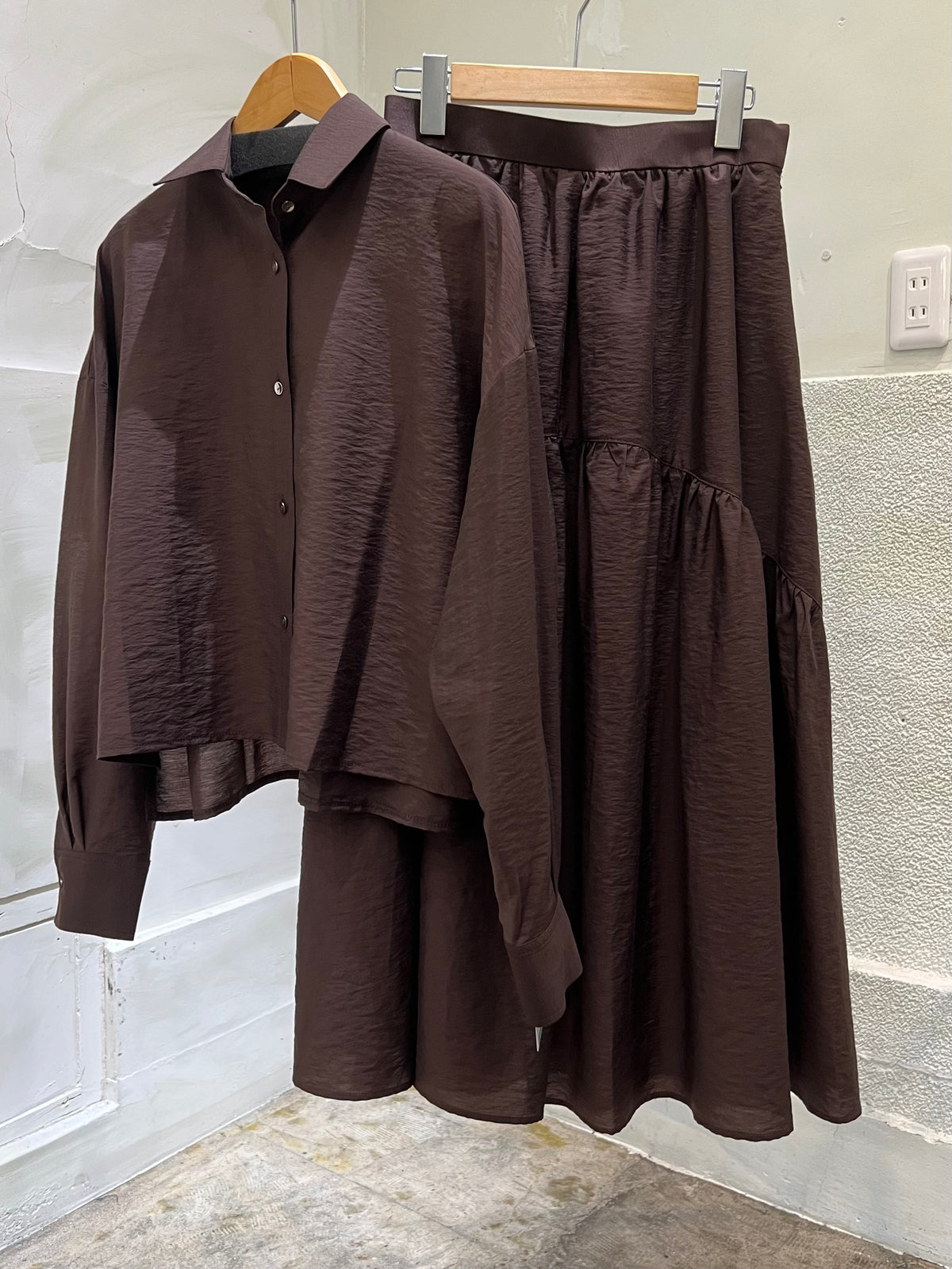 【NOUQUE】ウール混 光沢ショートブラウス