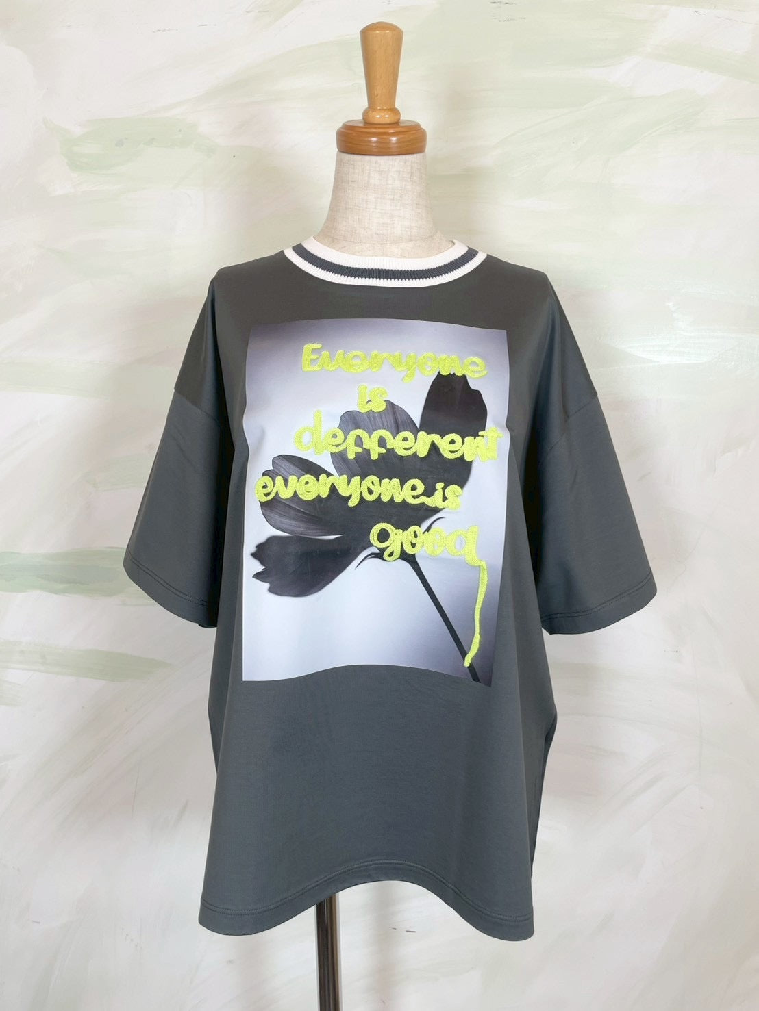 【カジュアルが新鮮になる、大人のTシャツ】EN'DAY/アートプリント×コード刺繍 Tシャツ