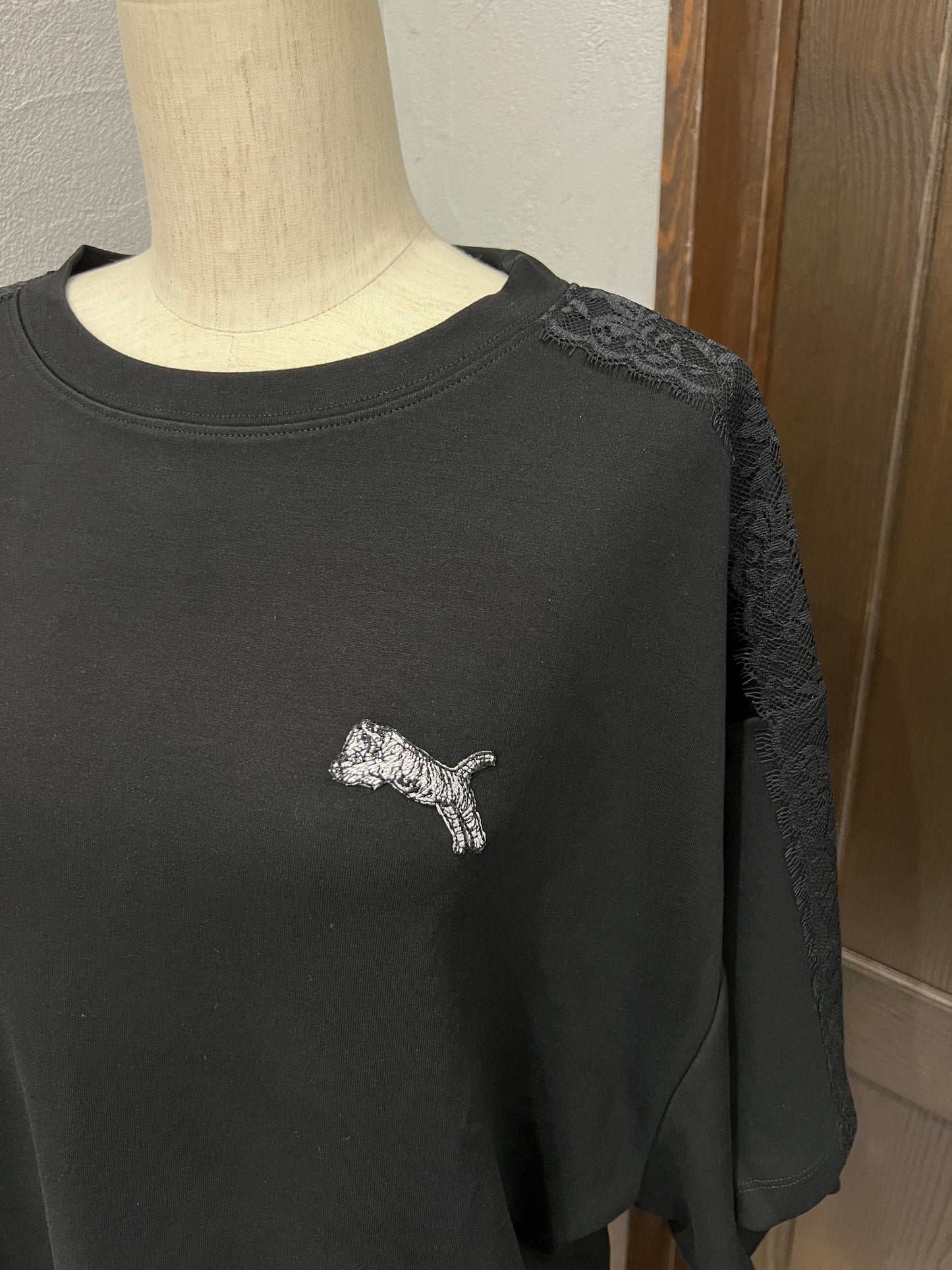 【TRANOI】トラ刺繍レースライントップス