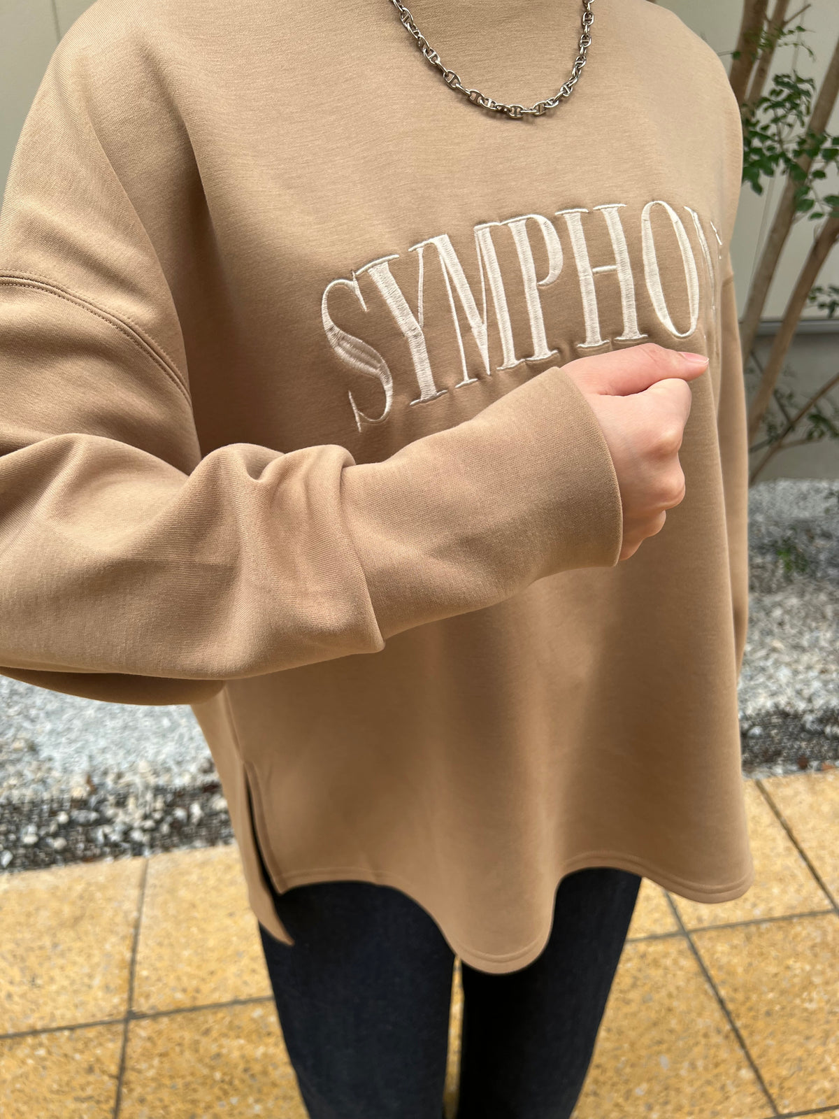 【botanical】ソフトダンボールロゴ刺繍スリットプルオーバー