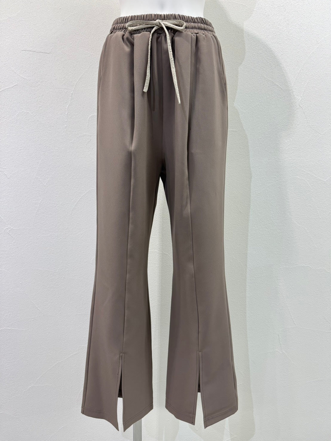 【予約商品】CYAN TOKYO スリットフレアーフィットパンツ