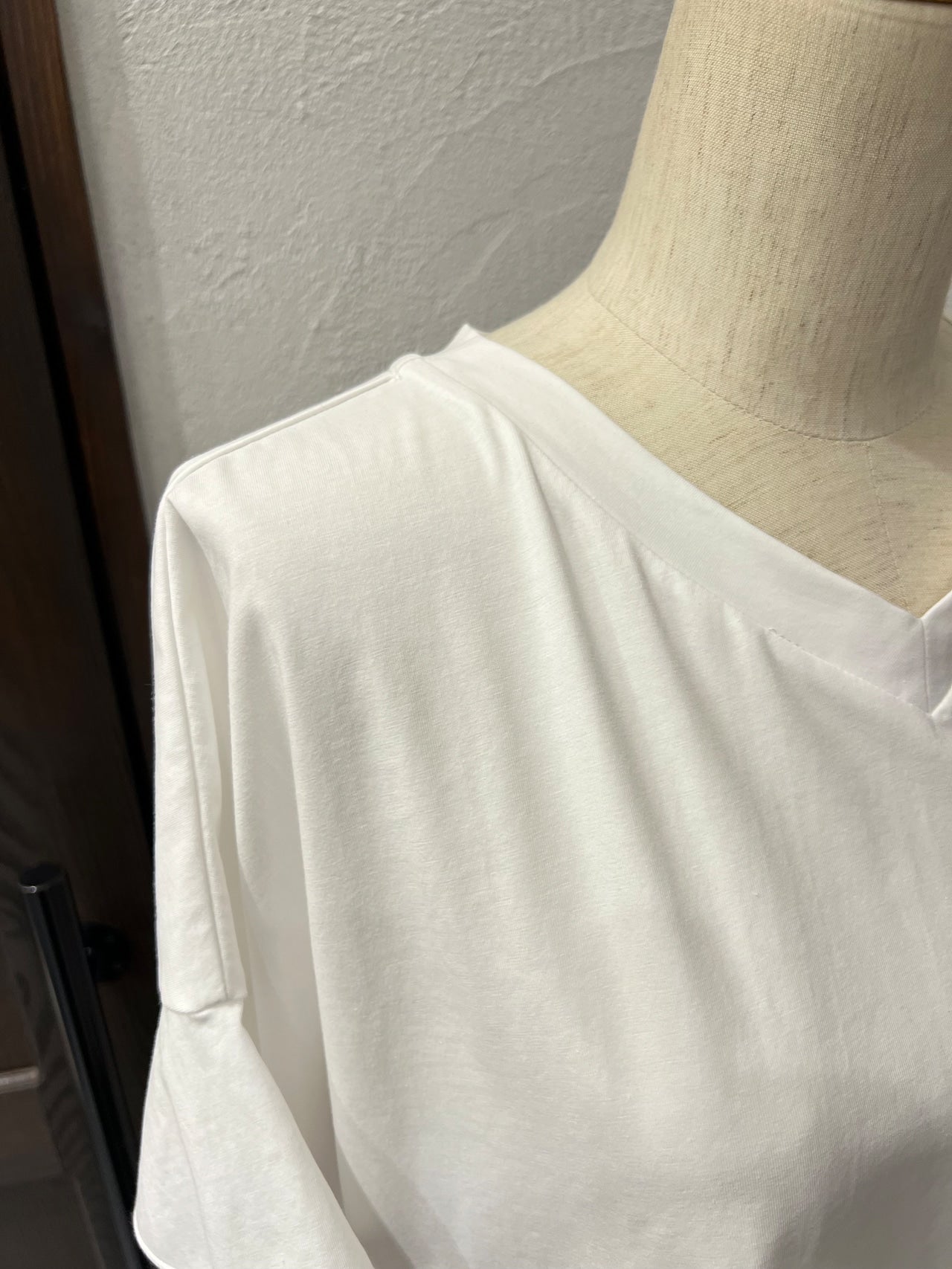 【ayane】VネックTシャツ